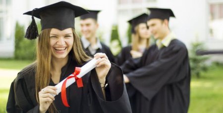 Порошенко подписал закон о трудоустройстве выпускников вузов