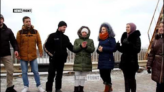Студенты спели «Спят курганы темные» в «серой зоне» на мосту, разделяющем ЛНР и Украину