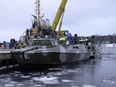 «ЛСЗ "Пелла" спустил на воду двух "Рапторов" для ВМФ» Судостроение и судоходство