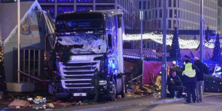 В Берлине грузовик врезался в толпу людей на Рождественской ярмарке