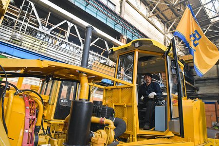«С нового конвейера Челябинского тракторного завода сошли первые машины» Производство
