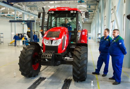 «На Ковровском электромеханическом заводе начат выпуск тракторов» Производство