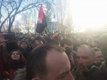Возле Администрации Порошенко требуют прекратить торговлю с частью Донбасса