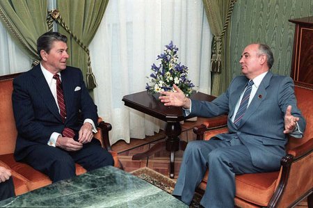От холодной войны до разрядки: как проходили первые встречи лидеров СССР и РФ с президентами США
