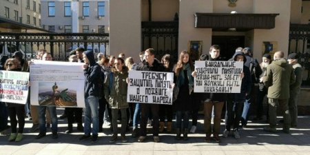 В Москве проходит пикет против осквернения памятника 