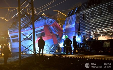 Десятки пострадавших: в Москве электричка столкнулась с поездом на Брест