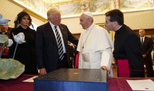 Дональд Трамп и Джаред Кушнер у папы римского