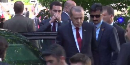 Эрдоган наблюдал из машины, как его охрана избивает протестующих в Вашингто ...