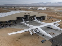 В США произведена выкатка самого большого самолета в мире - Военный Обозрев ...