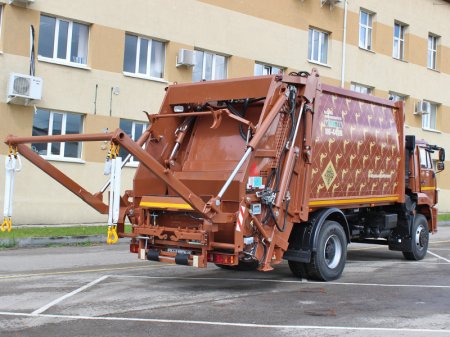 «Завод Арзамас «КОММАШ» представил мусоровоз с задней загрузкой на 19 м3» Производство