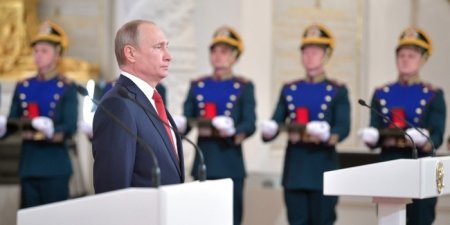 В День России Владимир Путин вручил паспорта отличившимся школьникам