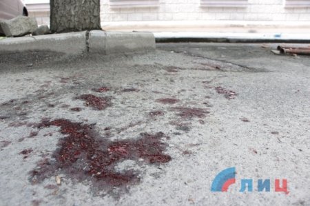 В Луганске возле Дома Правительства в результате теракта погибла женщина, пять человек ранены [18+]