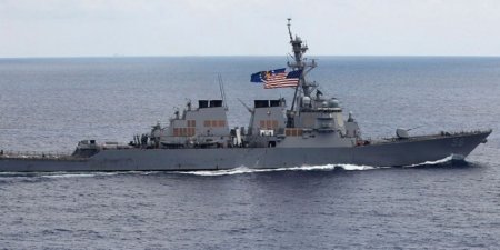В результате столкновения эсминца США с танкером пропали 10 моряков