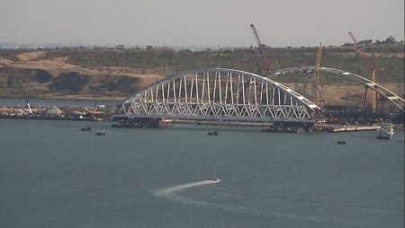 «Закончилось выдвижение железнодорожной арки Крымского моста» Фотофакты