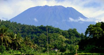 МИД просит украинцев на Бали не приближаться к вулкану Агунг