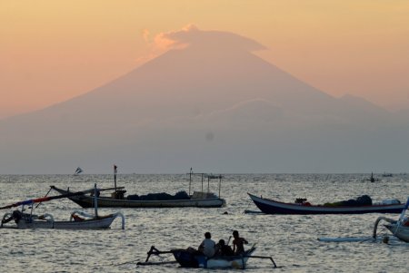 На Бали эвакуировали до 35 тысяч человек из-за возможного извержения вулкан ...