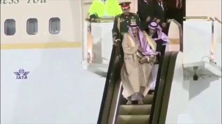 В московском аэропорту у короля Саудовской Аравии сломался трап-эскалатор