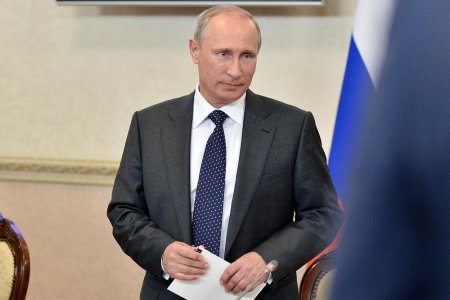 Путин продлил свой указ о снижении зарплат высшим чиновникам до 2019 года