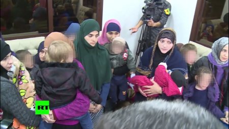 В Грозный прибыл самолет с вывезенными из Сирии семьями боевиков ИГ