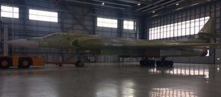 В Казани состоялась выкатка первого обновленного стратегического самолета Т ...