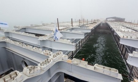 Строители Крымского моста соединили автодорожными пролетами косу и остров Тузла Дорожное строительство