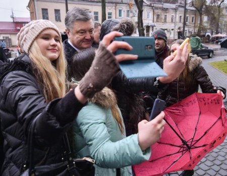 Мокрый Порошенко стали предметом споров в соцсетях