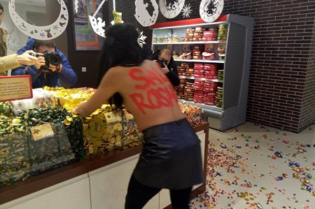 Активистка Femen устроила в магазине Roshen «черную пятницу» (видео 18+)