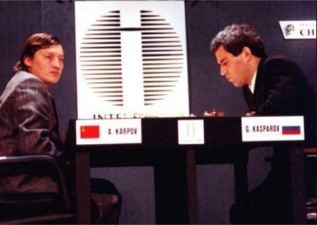 Каспаров и Карпов играют под разными флагами на Чемпионате мира в Нью-Йорке, США, 1990 г.