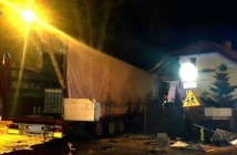В Польше украинец заснул за рулем грузовика и врезался в дом