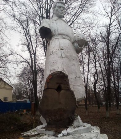В Кировоградской области Украины вандалы повредили памятник советским солда ...