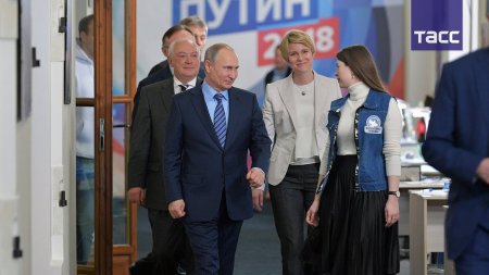 Владимир Путин посетил свой избирательный штаб и пообщался с его сопредседа ...