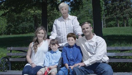 В соцсетях обсуждают «отретушированные» фотографии семьи из США