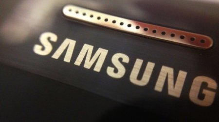 Samsung запатентовала новый дизайн передней панели смартфона без камеры