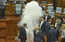 В Косово депутаты применили слезоточивый газ в зале парламента