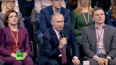 Владимир Путин принимает участие в заседании Медиафорума «Правда и справедливость»