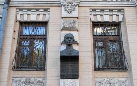 В Киеве с фасада музея украли бюст Леси Украинки