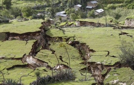 На юго-востоке Перу земля покрылась огромными трещинами: разрушены 100 домо ...
