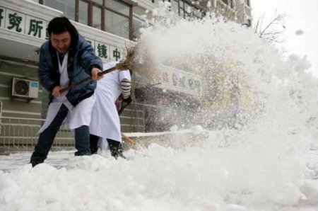 Снегопад на северо-востоке Китая парализовал движение транспорта