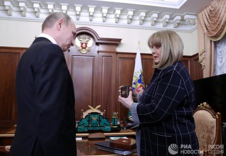Памфилова вручила Путину удостоверение президента России