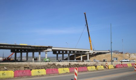Над автоподходами к Крымскому мосту соединили пролёты путепровода