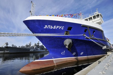 Судно тылового обеспечения "Эльбрус" передано ВМФ России