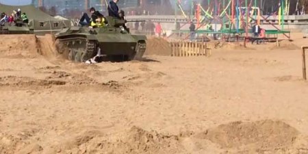 В Петербурге танк наехал на посетителя фестиваля