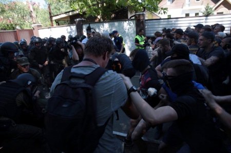 У дома совладельца Интера произошли столкновения Нацкорпуса с полицией
