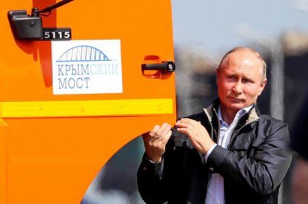 Киев вздрогнул: Путин на КамАЗе промчался по Крымскому мосту