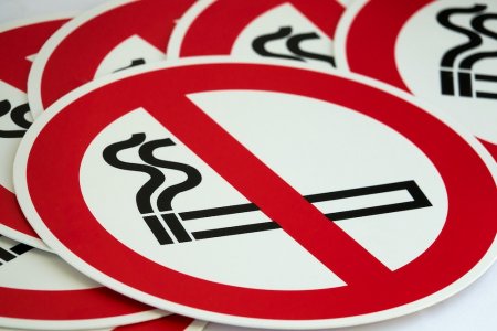 Единороссы готовят поправки, запрещающие курить в 10 м от подъездов и в ком ...