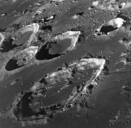 Астронавты обнаружили на Луне постройки инопланетян