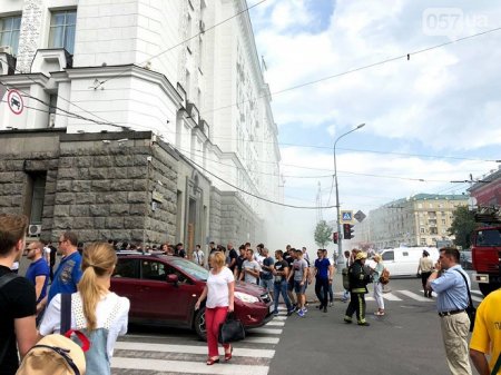 В Харькове националисты разгромили горсовет и бросили в мусорный бак заместителя Кернеса