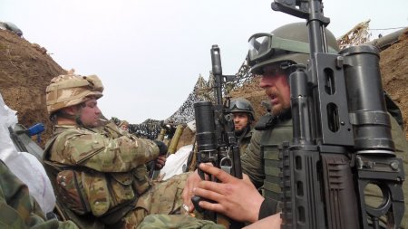 Двое украинских солдат подорвались на Донбассе