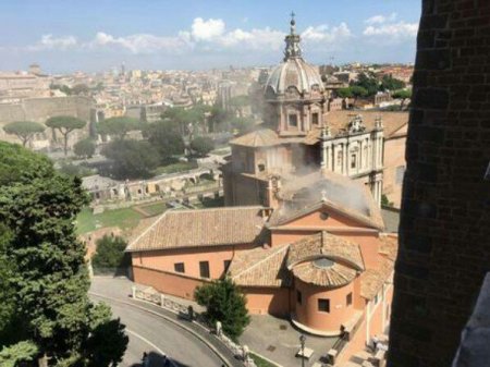 В центре Рима у церкви XVII века обрушилась крыша