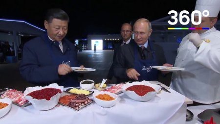 Путин и Си Цзиньпин испекли блины с икрой